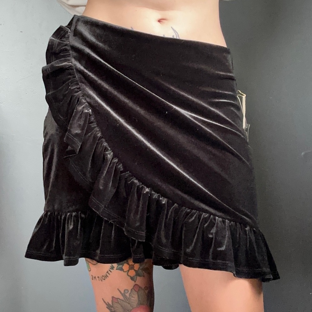 NWT Forever 21 black velvet mini skirt